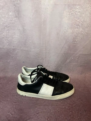 valentino flycrews -  fint skick saknar 4 nitar per sko | Size 42 | fraktar inom 24 timmar | för att köpa klicka ”köp nu” | vid frågor eller funderingar skriv en meddelande | följare får bättre rabatter🙌