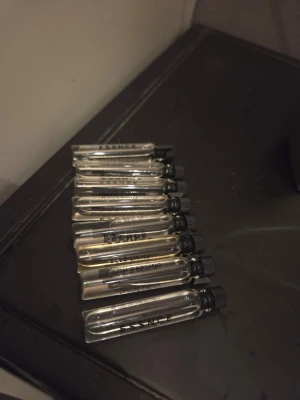 Essnce testers - Säljer 8st parfymtesters från Essnce. Några mer använda och några oanvända. Perfekta för att hitta sin favoritdoft. 🌞 dofter:    Rose rose  Milky flower  Oh darling  Very cherry  Elle la nuit Delicate jasmin Dewy desert Belle femme 