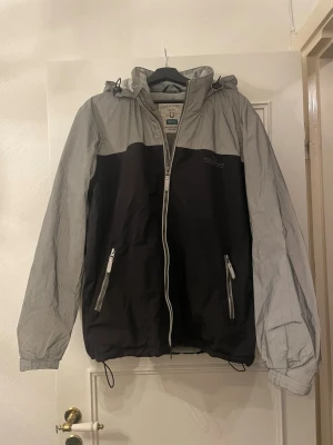 Fleecefodrad Horseware reflexjacka, storlek M - Fleecefodrad Horseware reflexjacka, storlek M (unisex?). Resår i midjan.