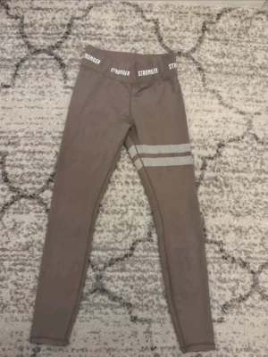 Beige leggings från Stronger - Säljer dessa beiga leggings från Stronger i storlek S