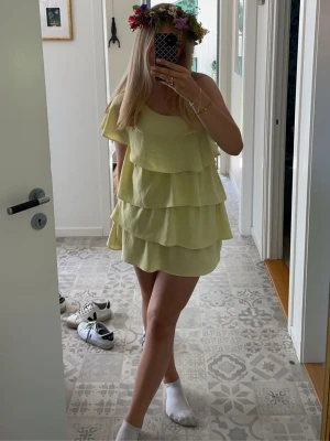 Gul volangklänning med oneshoulder - Söt kort gul klänning med oneshoulder. Säljer då jag inte får använding till den längre, i fint skick utan några defekter!💕