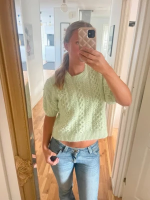 Stickad tröja Zara - Grön stickad tröja från Zara, mycket fint skick!