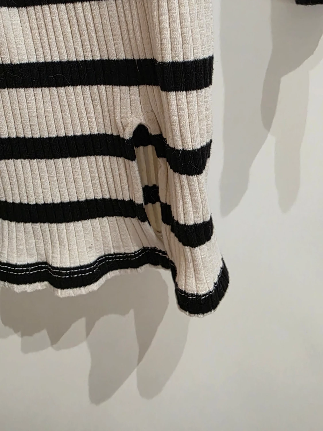 Randig ribbad klänning i vitt och svart - 2