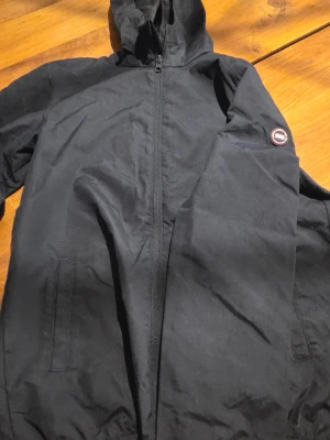 Mörkblå vindjacka med huva, jack and jones - Sommar vindjacka