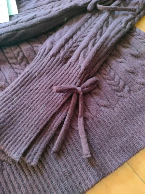 Off shoulder tröja  - Vinröd off shoulder stickad tröja från Gina Tricot. Ny med prislapp!