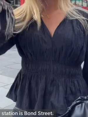 Svart blus - (Lånad första bild) Säljer denna fina blusen med markerad midja!💞