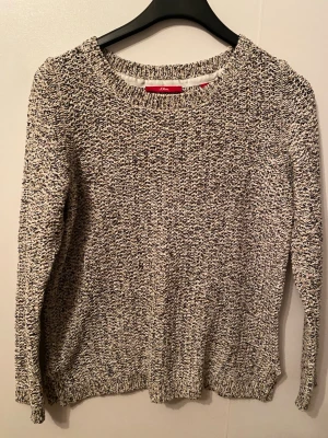 S. Oliver stickad tröja - Stickad tröja från s.Oliver i gott skick. Tyvärr har jag klippt bort tvättinstruktionslappen,den irriterade mig Jag brukade tvätta i maskin på handtvättsprogram utan några problem.  Bröstvidd: 48 cm Längd:60cm