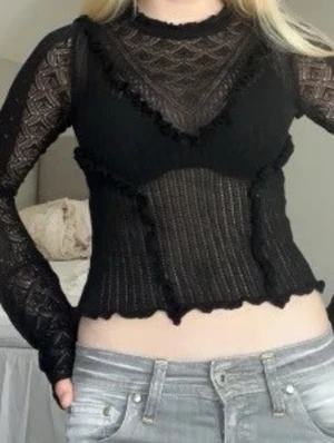 Svart transparent blus med volang - Svart transparent blus från Zara med långärmad design, volangdetaljer och ribbad struktur. 