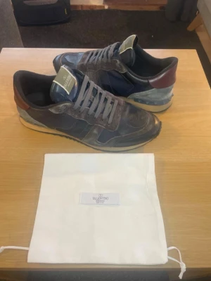 Valentino Rockrunner - ❗️FRI FRAKT❗️Valentino Rockrunner i populäraste färgen i storlek 43 - Passar 44 | Nypris: 8515kr - Mitt pris ENDAST 1249kr