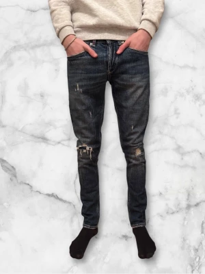 Dondup jeans George  - Dondup jeans George trendigaste jeansen på marknaden. Skick 9,5/10 nypris runt 4000kr sälj för 900kr( modellen har original slitningar ifrån fabriken vilket är väldigt eftertraktat och populärt storlek 32