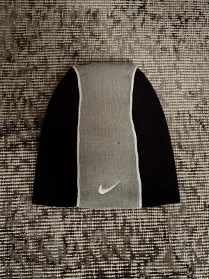 Vintage Nike ”mohawk” beanie - Litet hål fram annars i bra skick