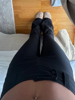kostymbyxor - svarta lågmidjadd kostymbyxor från gina, fint skick. kan gå ner i pris och har 10% vid köp av bundles!💓