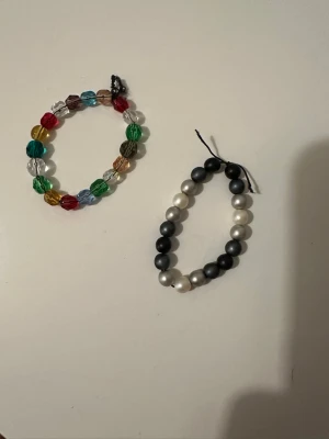 Små armband - Pärlorna räcker inte till runt hela handleden för en vuxen person med smal handled. Den passar därför bättre till barn. Köparen står för frakten!