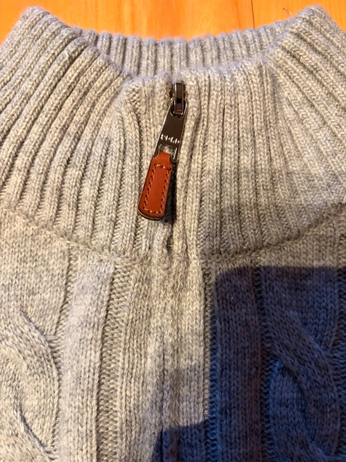 Grå kabelstickad tröja  - 2