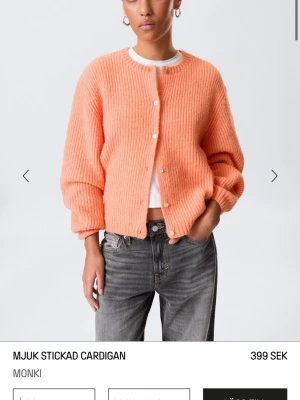 Söker Monki kofta  - Söker denna Monki kofta som är slutsåld, ifall du har en i stolek S kontakta mig gärna. Jag kan ta bra bud 