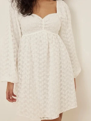 Studentklänning - Säljer min fina studentklänning jag använt 2 gånger! 