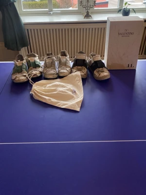 Valentino Garavani sneakers med färgdetaljer - Säljer flera par Valentino garvai. Levereras med originalpåse och box. Säljs som buldle och skicket på skorna därav priset, skriv gjärna prisförslag och säljer även skorna enskligt. Svarta skorna storlek 43 gröna skorna 42, bersa skorna 39,5