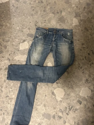 Blå slitna dondup jeans - Säljer ett par lite schysstare dondup jeans dem är i jätte bra skick, det är slitningar på dem. Storlek 30 passar perfekt för dig som är 170-180.