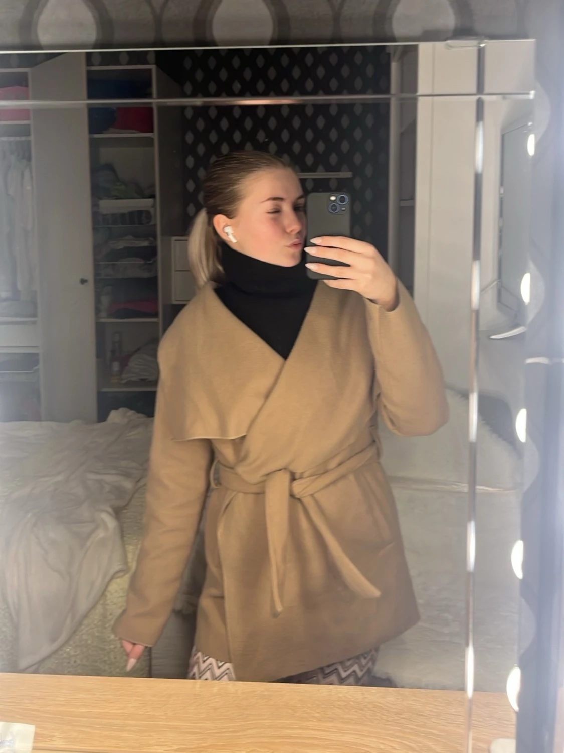 Beige omlottkappa med knytskärp