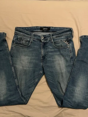 Replay Jeans - Säljer dessa riktigt snygga replay jeans, det står ingen modell i de men de sitter som ett par andra anbass jag har. Rätt fint skick överlag finns väl några små tecken på användning men inget märkvärdigt🙌🙌