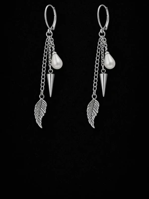 Silvriga örhängen med pärldetalj - Säljer ett par långa silvriga örhängen med kedjor, dekorativa löv, konformade hängen och vita droppformade pärlor. Örhängena har en modern och trendig design som sticker ut och passar perfekt för dig som gillar detaljer.