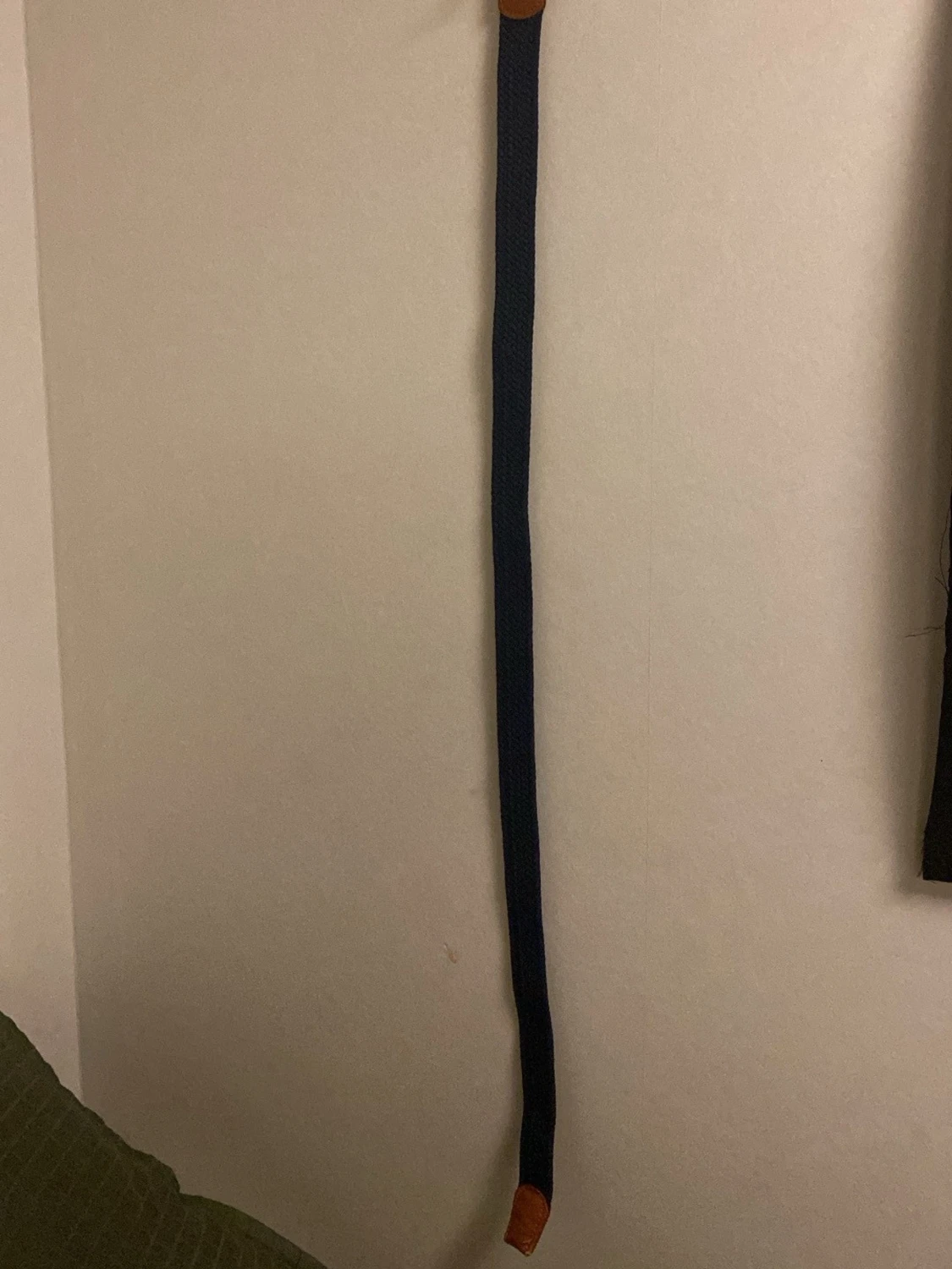 Mörkblå flätat bälte med läderdetaljer