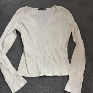 Vit ribbad långärmad topp - Oanvänd!