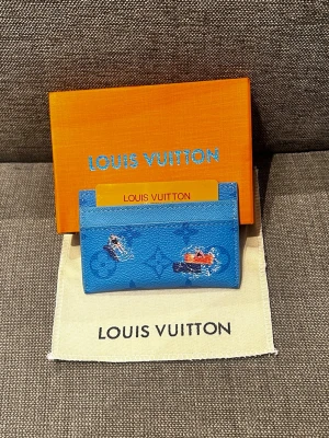 Korthållare - Snyggt blått korthållare. Perfekt för dig med kort, kontant eller vill helt enkelt sticka ut när du tar ut plånboken. (Lådan är smått tilltryckt)