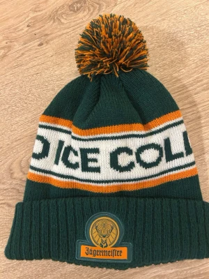 Jäger mössa - Sällsynta jägermössan som inte går att köpa. Perfekt nu inför afterski och backarna, inga defekter och ny.
