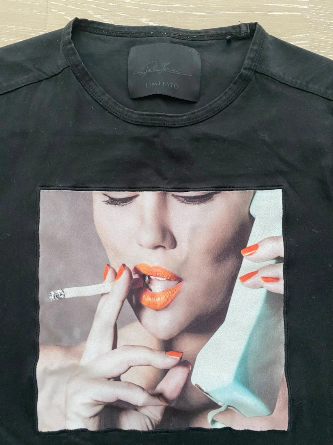 Svart t-shirt med grafiskt tryck Limtato - 1