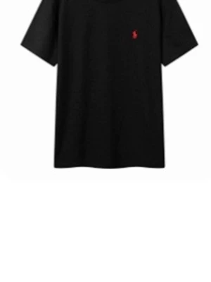 Svart t-shirt från Polo Ralph Lauren - Svart t-shirt från Polo Ralph Lauren med röd broderad logga på bröstet. Modellen är custom slim fit och har klassisk rund hals och korta ärmar. Tillverkad i mjuk bomull för en skön känsla och stilren look.