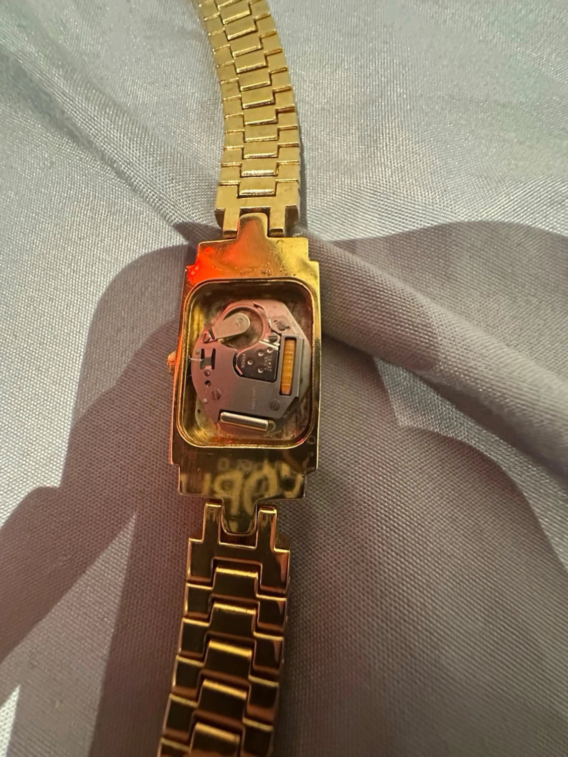 Guldig rektangulär klocka med stenar - 2