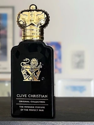 Clive Christian X Feminine For Women nische parfym - En riktigt fin och fruktig chypre med persika, patchouli, blommor, vanilj och musk. Ca 40/50ml.