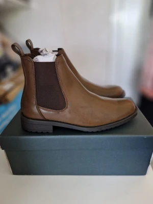 Oanvända Boots Storlek 42 - Helt nya i storlek 42. Pris 700 kr. Säljer även ett par i storlek 40 på min profil. Skickas snarast efter genomförd betalning. Inga byten eller returer 