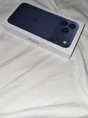 iPhone 17 Pro Max Blå 1tb - Säljer en oöppnad iphone 17 pro max som jag fått av jobbet, har själv köpt en iphone 17 privat så säljer nu denna. pris kan diskuteras vid snabb affär 