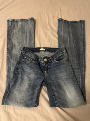Nelly jeans - Säljer ett par low-waist bootcut jeans från Nelly med en smak av y2k :) Jeansen har använts 2 gånger men är i bra skick!