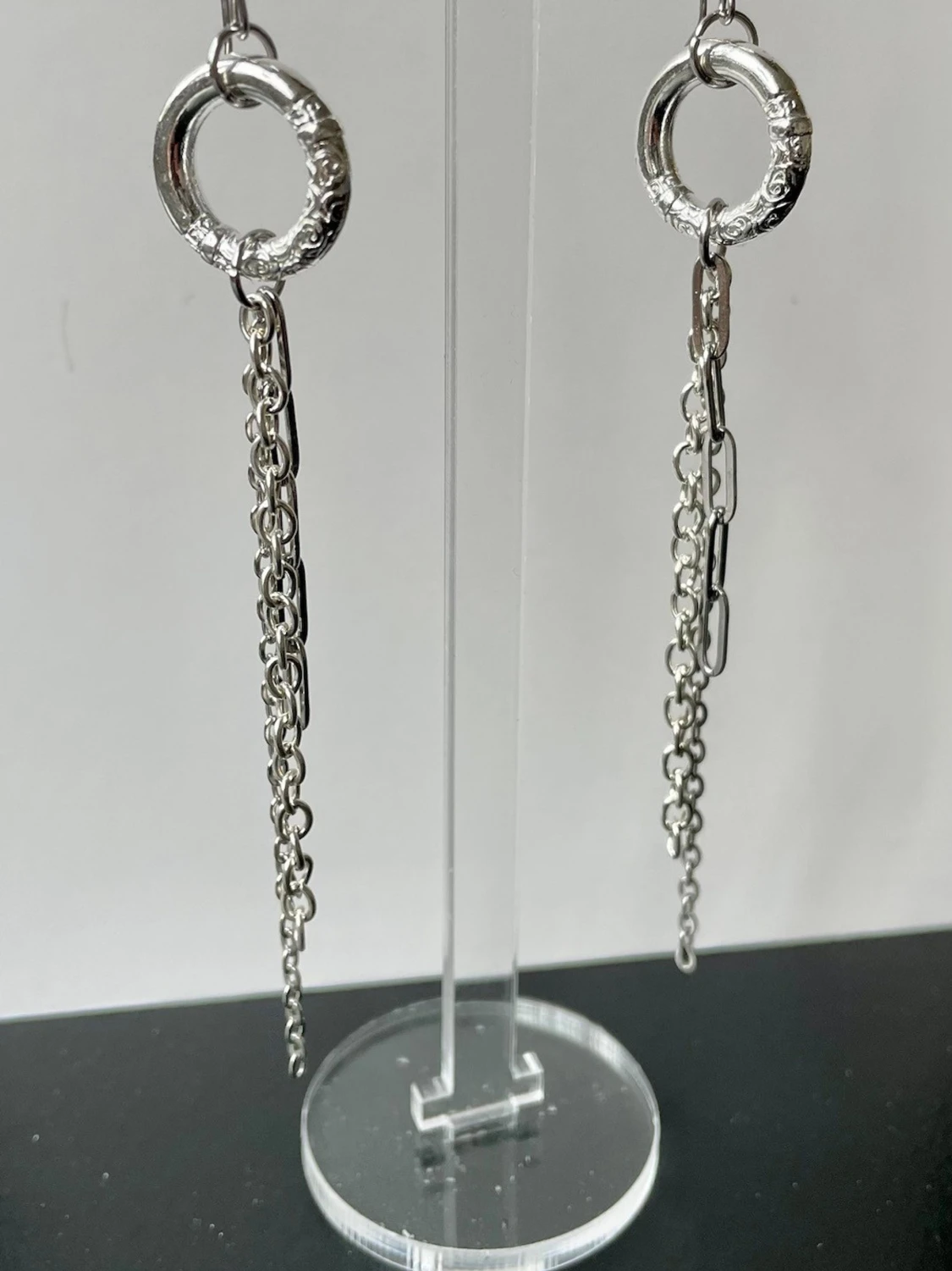 Rostfritt stål, Silvriga örhängen med ring och kedjor - 1