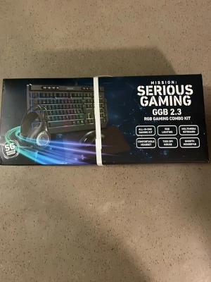 Serious Gaming RGB Gaming Combo Kit - RGB Gaming Combo Kit från Serious Gaming med tangentbord, mus, headset och musmatta. Tangentbordet har RGB-belysning och multimediafunktioner. Musen har 7200 DPI och headsetet är bekvämt. Allt i svart design med färgglada ljuseffekter.