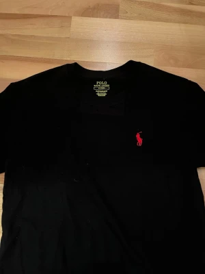 Svart t-shirt från Polo Ralph Lauren - Svart t-shirt från Polo Ralph Lauren och har ungefär använt den 4 gånger