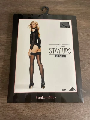 Stay Ups från Hunkemöller - Snygga svarta stay ups från Hunkemöller med spetskant upptill. Tightsen är tunna och genomskinliga, perfekt om man vill klä upp sig! Köpta för ungefär 3 år sedan men aldrig använda. Nypris är 169 kronor!