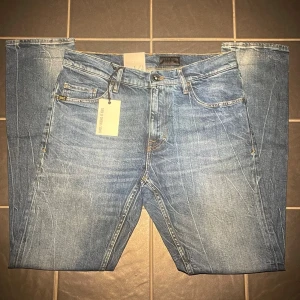 Tiger Of Sweden Jeans Nya - Helt nya Tiger of sweden jeans med lappar och allt orört💯Snygg färg med skön wash för riktigt bra pris jämfört med nypris på cirka 1599kr💔Skicka prisförslag och tveka inte på att skriva vid frågor!