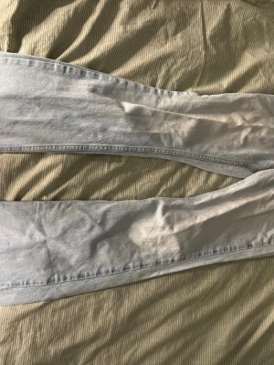 Ljusblå raka/bootcut jeans - Säljer ett par ljusblå jeans med rak/ bootcut passform . Jeansen har normal midja och är tillverkade i denim. Perfekta för en avslappnad och trendig stil.