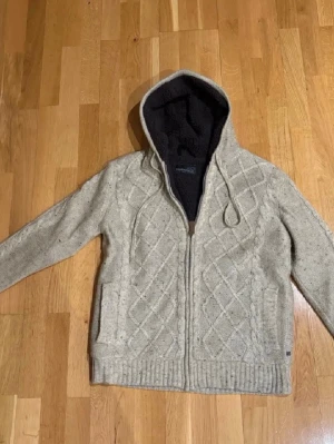 Beige cardigan  - Stickad beige cardigan som sitter som en storlek M men står L. Den är lite nopprig men inga defekter och det är i bra skick. 