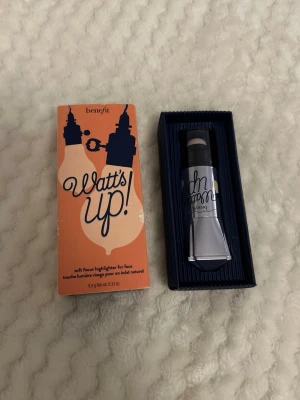 Benefit highlighter stick - Krämig highlighter i stickform från Benefit i nyansen champagne.