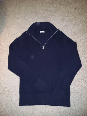 Mörkblå stickad tröja med halvzip - Mörkblå stickad tröja med halvzip som ger en riktigt premium känsla. Inte fläckar bara min kamera 🤗 pris är diskuterbart nästan helt oanvänd 🤝🏻😊