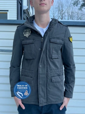 Fieldjacket fårn your turn - Tja! Säljer nu denna sjukt snygga fieldjacket från your turn. Skick; 9/10 riktigt bra utan minsta lilla defekt. Nypris låg på 1500kr men säljs nu för endast 699kr. Modellen är 181 men passar allt mellan 171-183 som bäst. St xs men passar S bättre.