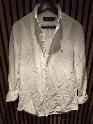 Vit skjorta från Ralph Lauren  - Tjena! Säljer nu en vit Ralph Lauren skjorta i storlek M, skjorta är i mycket bra skick och passar typ till allt, skriv för minsta fundering 💭 