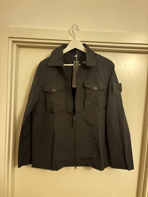 Stone Island overshirt  - Stone Island overshirt i mycket bra skick, svart Stone Island logga, storlek M passar s/m vid frågor skriv privat och kom gärna med bud.