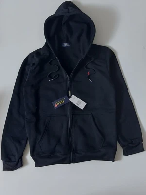  Polo Ralph Laurent hoodie  - Helt ny hoodie. Aldrig använd, i perfekt skick. Storlek: S. Bekväm passform och material av bra kvalitet. Se bilder för detaljer.