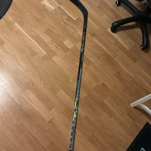 Bauer Twitch 55 flex p92 - Bauer Twitch hockeyklubba med P92 blad och 55 flex. Klubban är i gott skick med endast mindre tecken på användning. Perfekt för både träning och matchspel. Lätt och hållbar konstruktion för optimal prestanda.